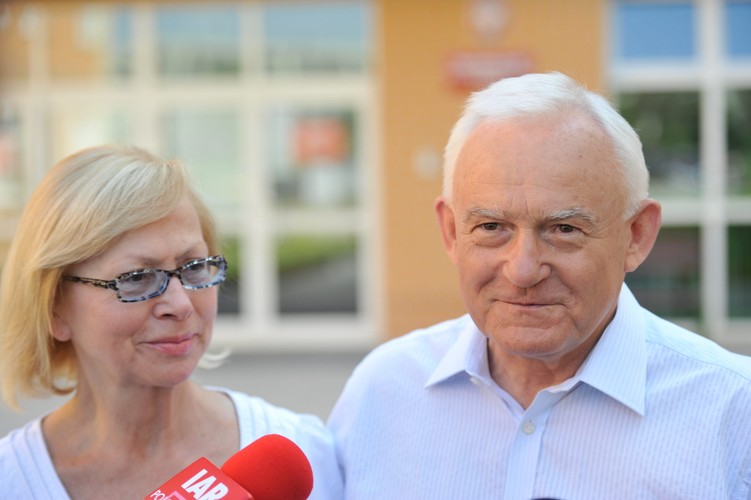 Leszek Miller z żoną Aleksandrą rozmawiają z dziennikarzami po głosowaniu w wyborach do Parlamentu Europejskiego