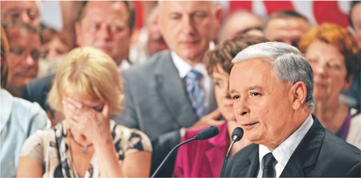 Zwolennicy Jarosława Kaczyńskiego tuż po ogłoszeniu wyników wyborów mieli zawiedzione miny Fot. PAP/Radek Pietruszka