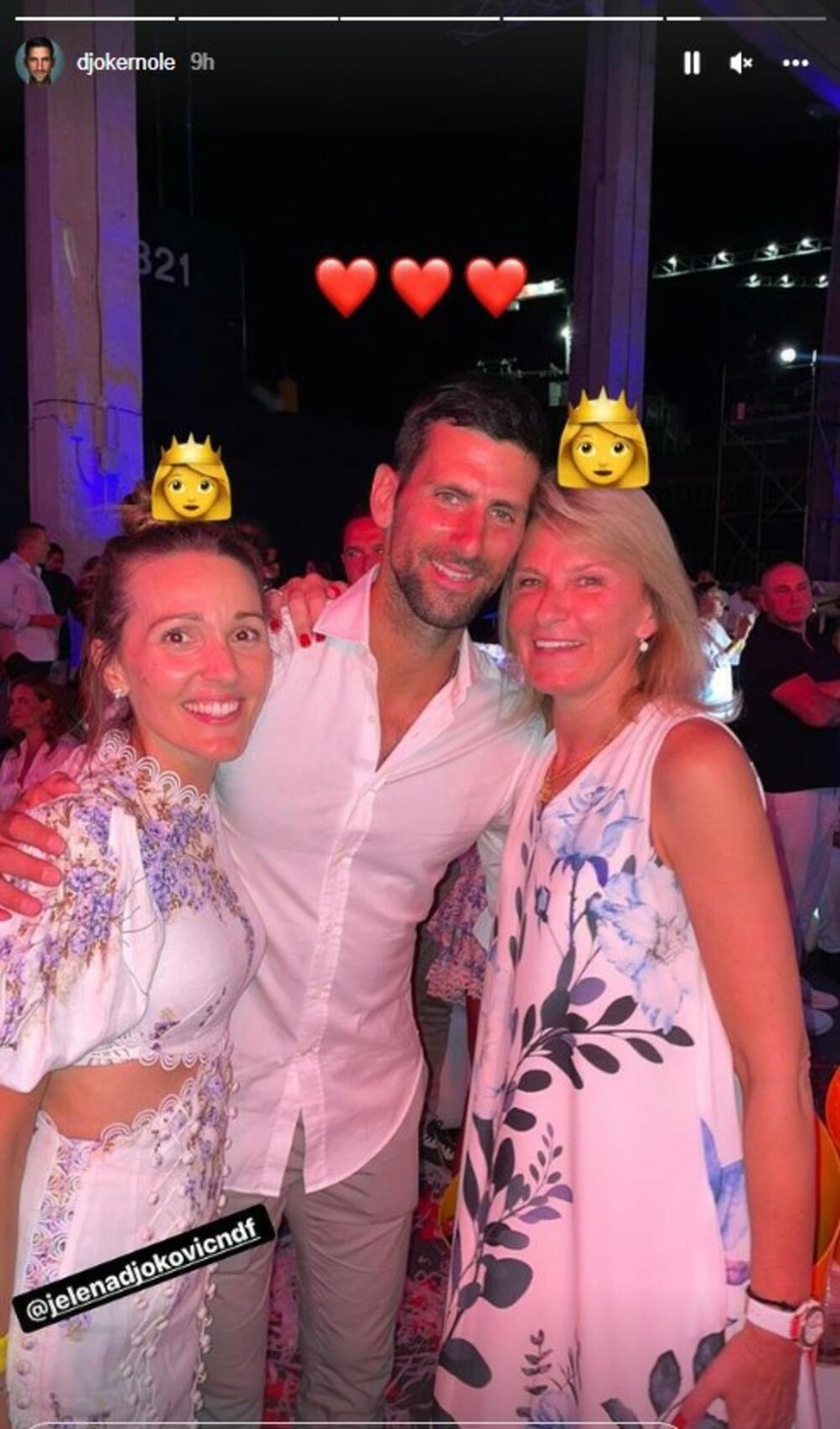 Novak sa majkom i suprugom