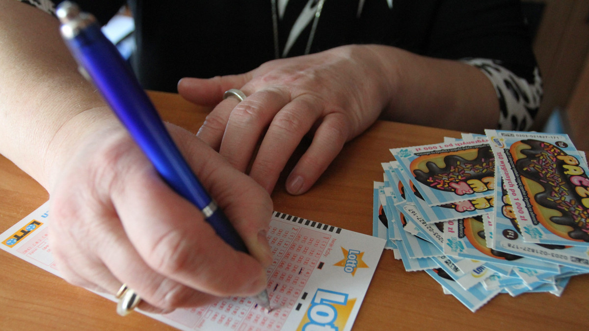 Dokładnie 28 825 110,00 zł wygrał szczęśliwiec, który poprawnie skreślił sześć liczb wylosowanych we wczorajszym losowaniu Lotto. Jak podaje RMF FM szczęśliwy zakład na chybił trafił zakupiono w Poznaniu.