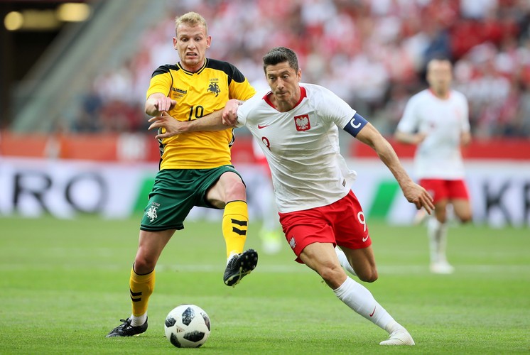 Robert Lewandowski (P) i Modestas Vorobjovas (L) z Litwy podczas towarzyskiego meczu piłkarskiego w Warszawie