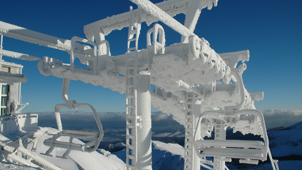 <strong>Średnio metr śniegu leży w sobotę na Kasprowym Wierchu, a temperatura na szczycie wynosi trzy stopnie mrozu. Tatry pokrywa lodoszreń, jest bardzo ślisko – powiedział PAP dyżurny Wysokogórskiego Obserwatorium Meteorologicznego IMGW na Kasprowym Wierchu.</strong>