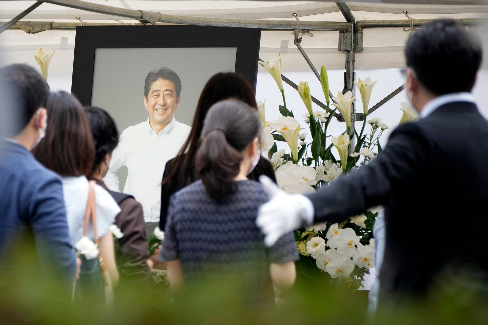 Rodinní príslušníci a priatelia sa zhromaždili na súkromnom pohrebe bývalého japonského premiéra Šinzóa Abeho.