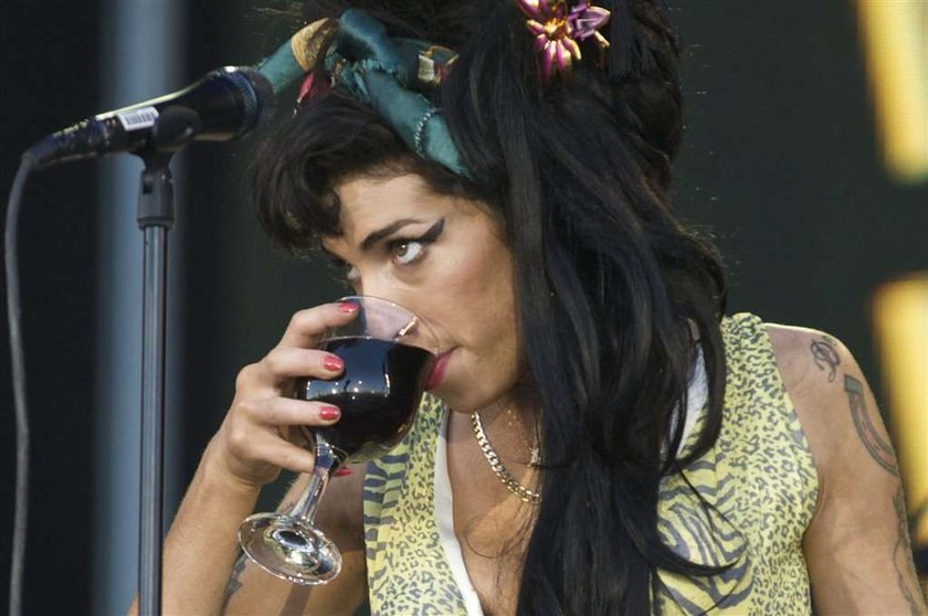 Amy Winehouse nie żyje, bo upiła się po odwyku...