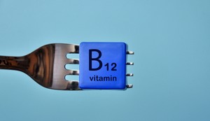 Znaci nedostatka vitamina B12 mogu da se pojave u vidu blede kože