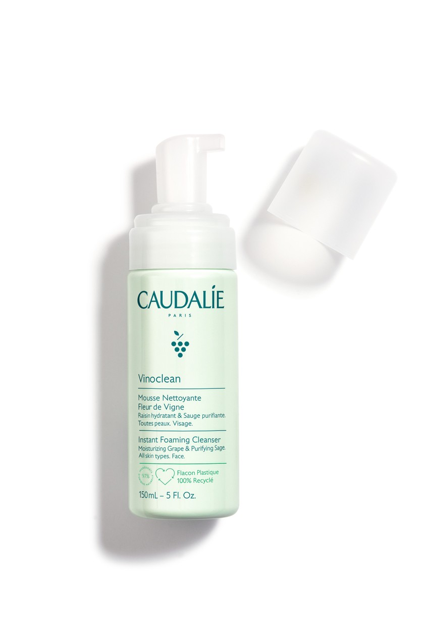 Pour commencer, la peau doit être nettoyée: «Mousse Nettoyante Fleur de vigne Vinoclean» Caudalie pour CHF 18.10. 