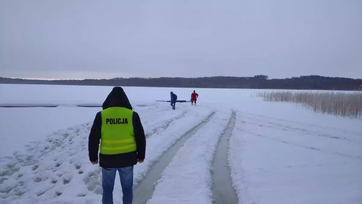 Wjechał autem na zamarznięte jezioro - i tyle go widzieli