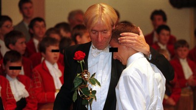 Poznań, 16.09.1999. Poznański Chór Chłopięcy Polskie Słowiki uroczyście pożegnał 12 chłopców, którzy musieli przerwać występy ze względu na mutację. Nz. dyrektor i kierownik artystyczny chóru Wojciech A. Krolopp żegna jednego ze swoich podopiecznych. ZDJĘ