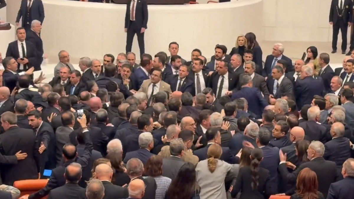 Potukli se turski poslanici