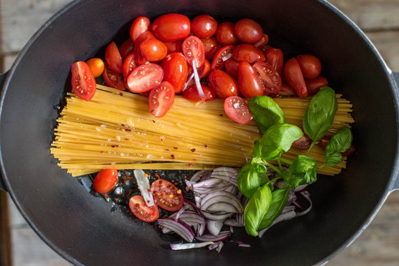 Jednogarnkowe spaghetti-obiad gotowy w 10 minut!