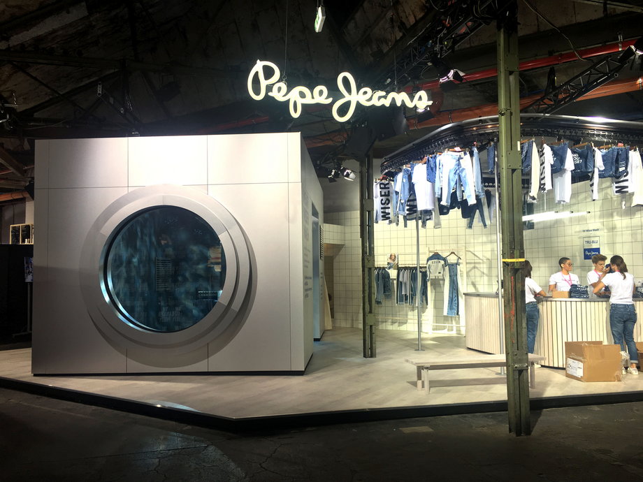 Na stoisku Pepe Jeans pojawiła się z kolei wielka pralka do której można było wejść