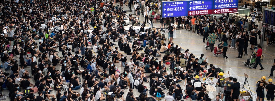 Protestujący na lotnisku Chek Lap Kok w Hongkongu. 13 sierpnia 2019 r.