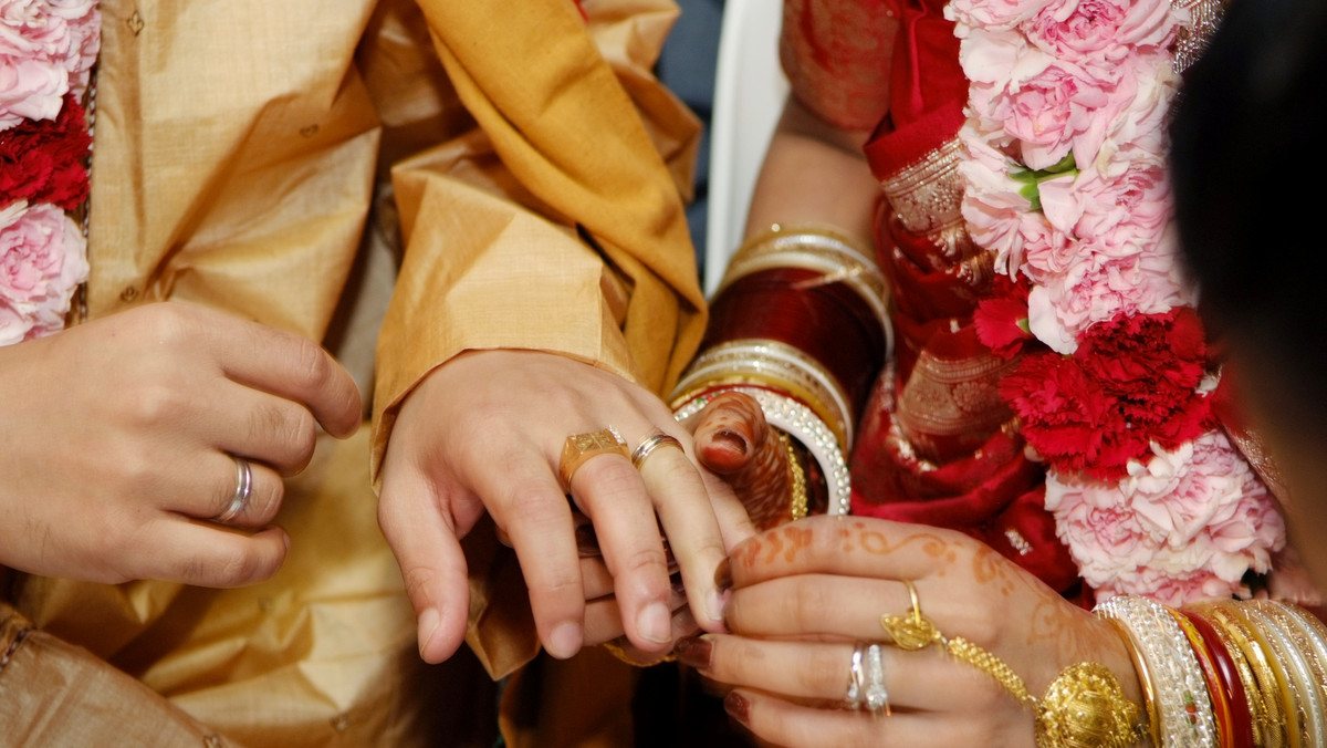 Policjanci z Bhagalpur w stanie Bihar nakłonili do małżeństwa dwie pary, które nakryto na tajnych schadzkach w jednym z hoteli.