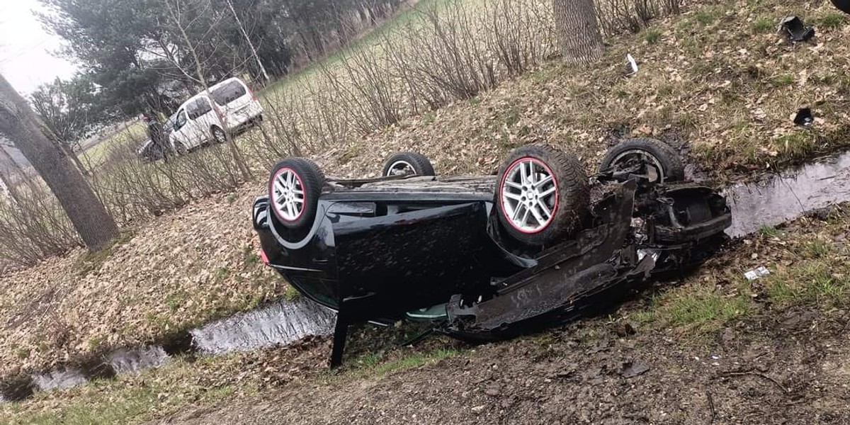 Ościsłowo: 60-latek wyprzedzając spowodował dachowanie osobówki.