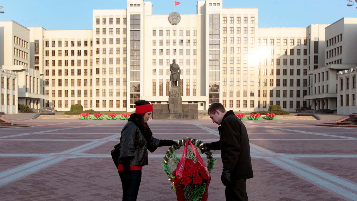 Sąd w Mińsku skazał na kary od 7-10 dni aresztu administracyjnego trzech działaczy niezarejestrowanej organizacji opozycyjnej Młody Front, którzy dzień wcześniej rzucali jajami w pomnik Lenina w centrum stolicy.