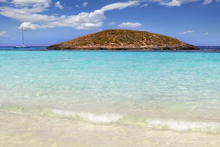12. Playa de ses Illetes na hiszpańskiej wyspie Formenterze.  Idealny widoki i jedna z najbardziej przejrzystych wód w Europie w połączeniu z całoroczną dobrą pogodą stwarza doskonałe miejsce do spędzenia wakacji.