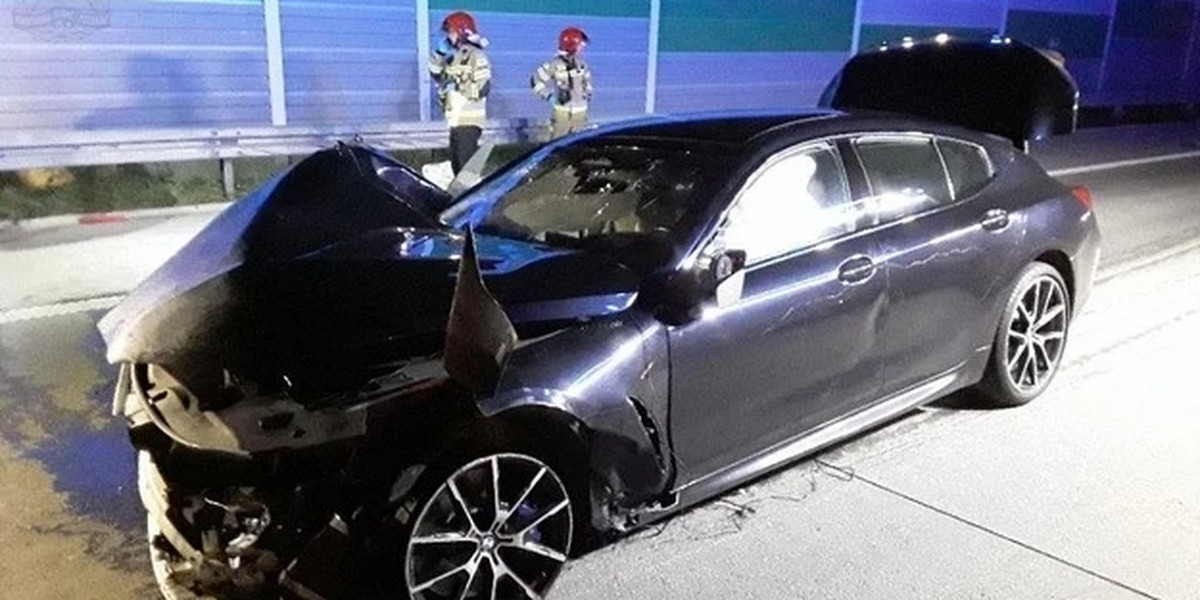 Wypadek na autostradzie A1. Kierowca BMW jest tylko świadkiem. Czy pogrąży go zapis z rejestratora samochodu?