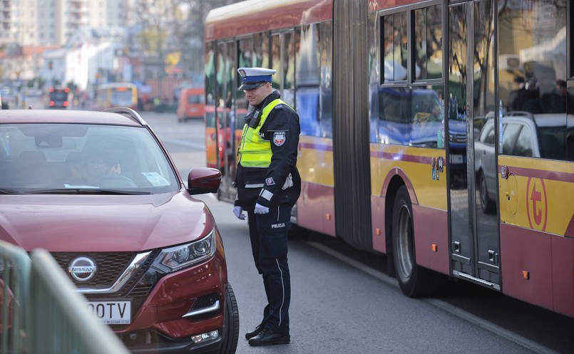 Policjant kieruje ruchem okolicach Powązek