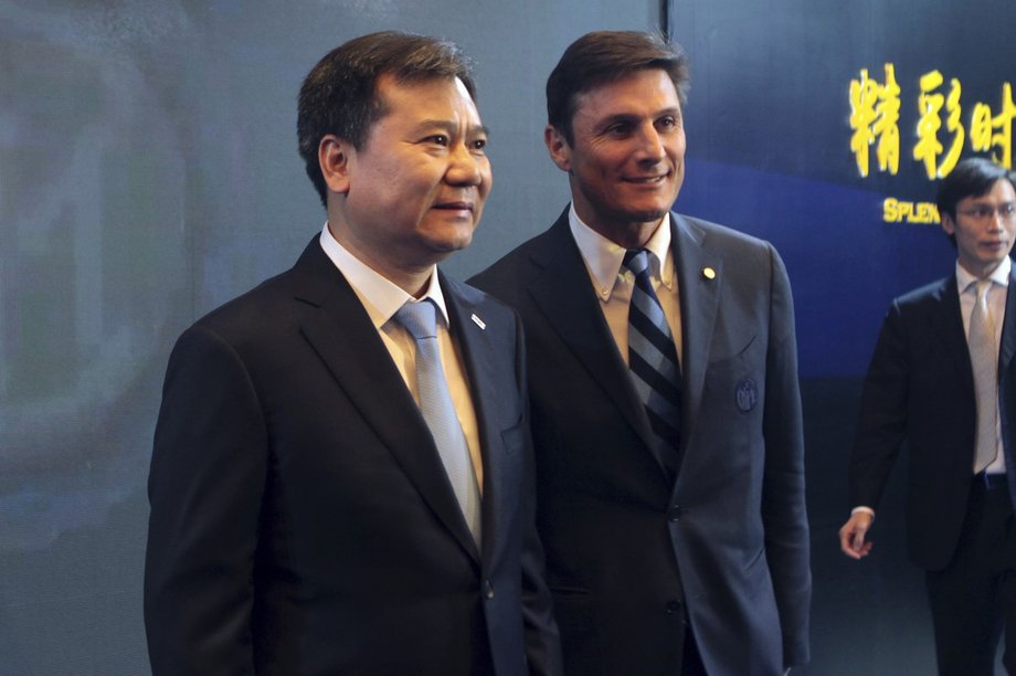 Ex-piłkarz Interu Javier Zanetti i Zhang Jindong z Suning Group