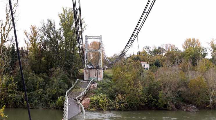 Akkor omlott le a híd, amikor éppen ünnepélyesen átadták. A kép illusztráció / Fotó: EPA