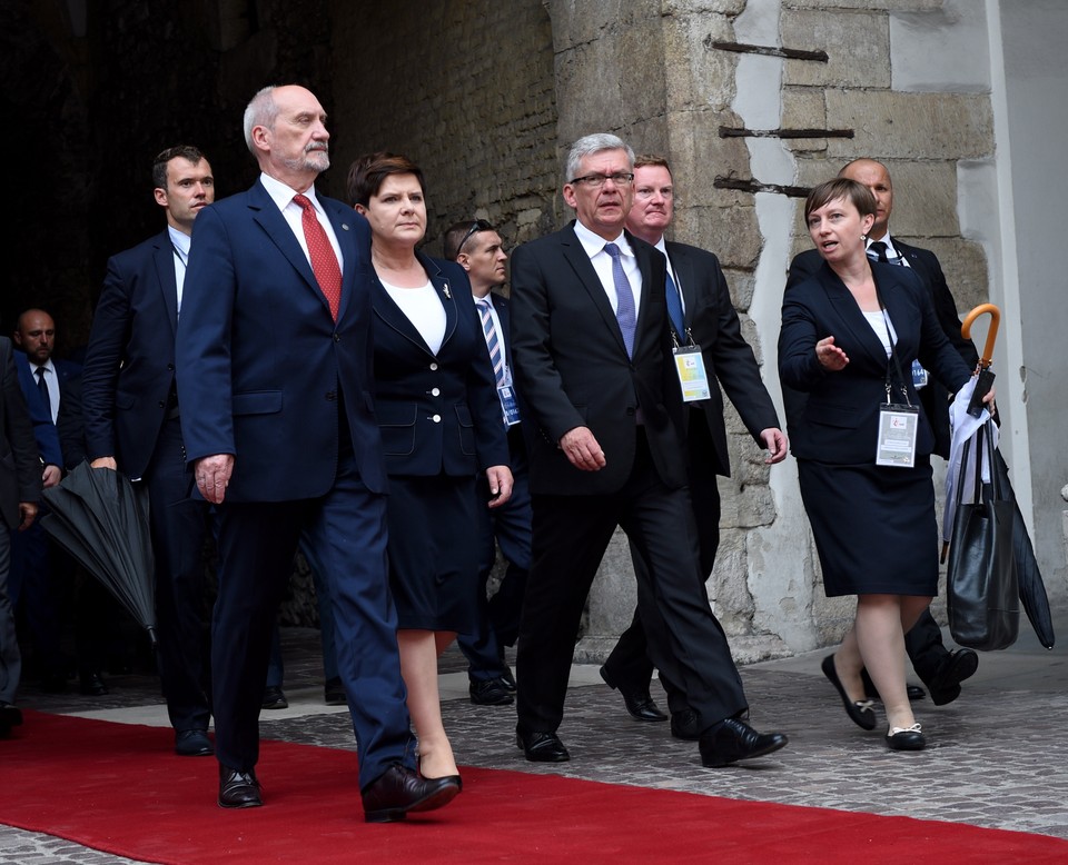 Minister obrony narodowej Antoni Macierewicz, premier Beata Szydło i marszałek Senatu Stanisław Karczewski na dziedzińcu Wawelu przed oficjalnym powitaniem papieża Franciszka