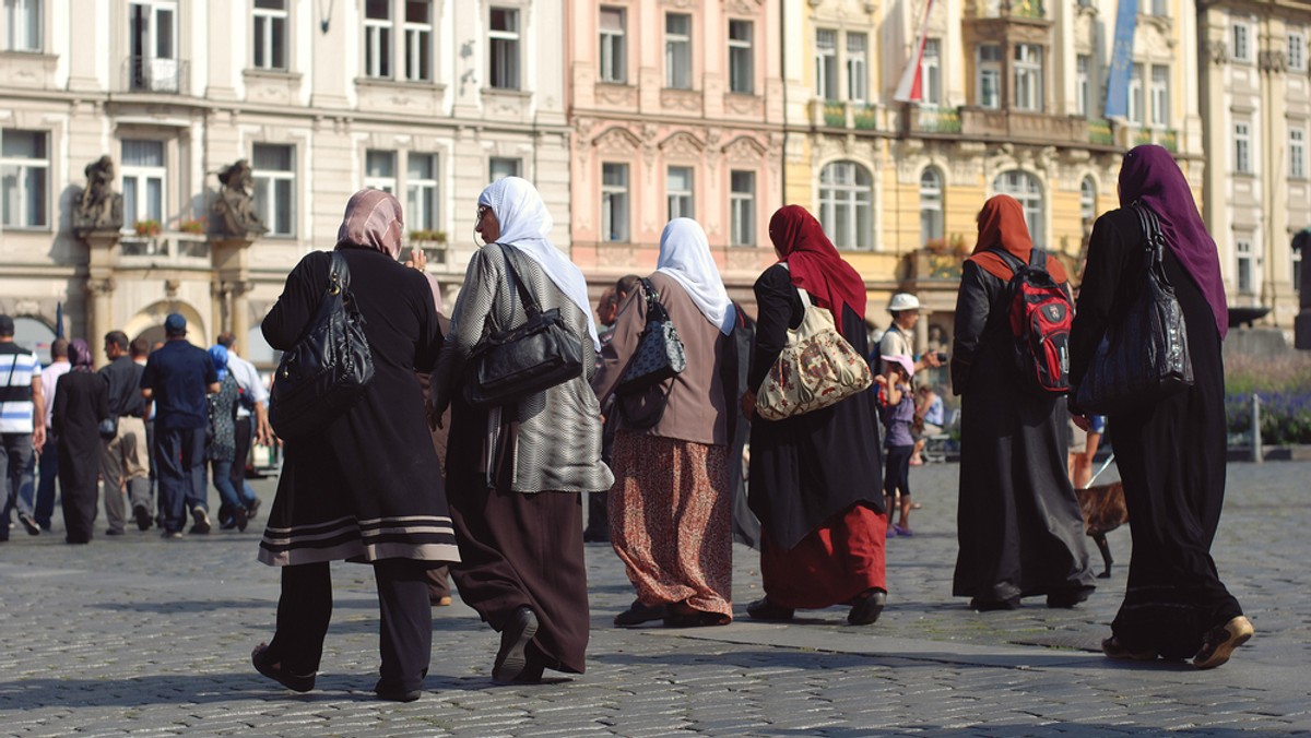 Prawnicy reprezentujący dżihadystę, trzy wdowy po bojownikach Państwa Islamskiego i dziesięcioro dzieci chcą pozwać Belgię. Ich zdaniem jej władze nie podejmują wysiłków, by wszyscy oni mogli powrócić do kraju z Syrii - informują belgijskie media.