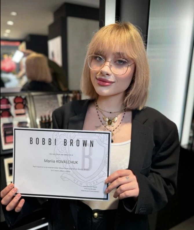 Marija je završila kurs za šminkere