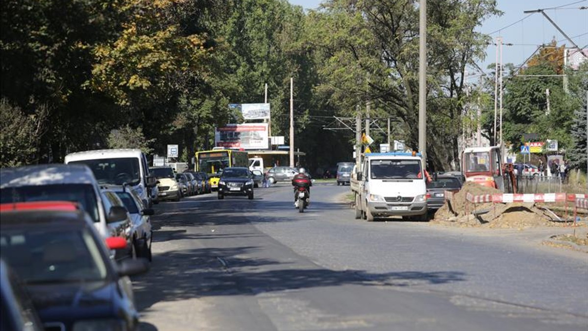 Tarnogajską codziennie jeżdżą setki kierowców. Kursują także autobusy i tramwaje. Niedługo wprowadzą się w te okolice nowi lokatorzy, co sprawi, że ruch na tej ulicy stanie się jeszcze większy. Urzędnicy zdają się jednak tego wszystkiego nie zauważać i nie planują remontu jednej z głównych tras na Tarnogaju.