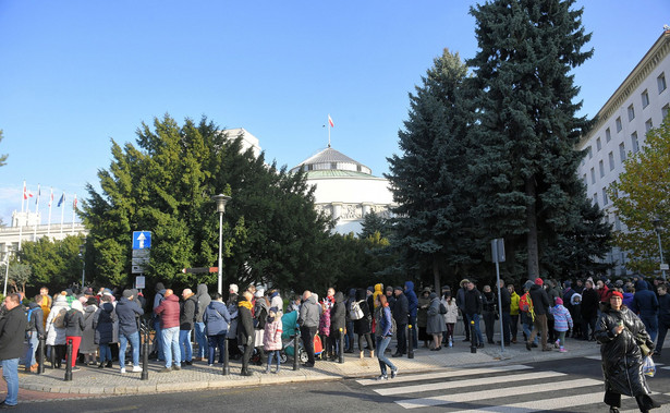 Przesłuchano mężczyznę, który podpalił się przed Sejmem. Co powiedział? Skąd pochodzi?