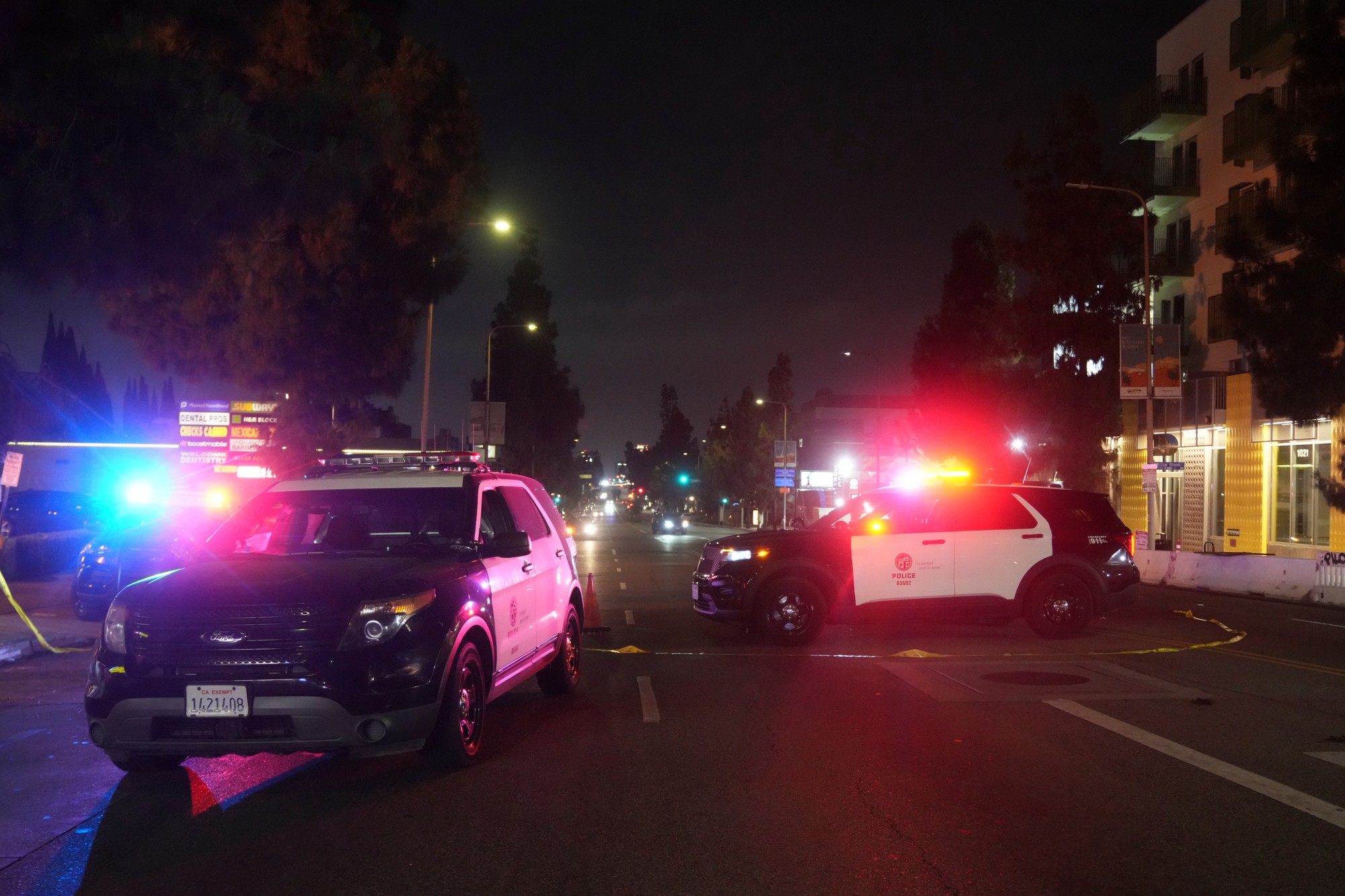 Do davu ľudí v štvrti East Hollywood v americkom meste Los Angeles narazilo vozidlo.