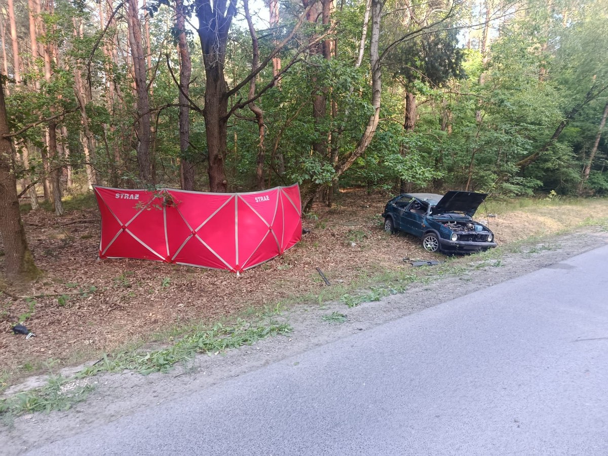 Tragedia młodych ludzi w Wólce Żabnej. Volkswagen dachował o świcie. "Szukamy jeszcze jednej osoby"