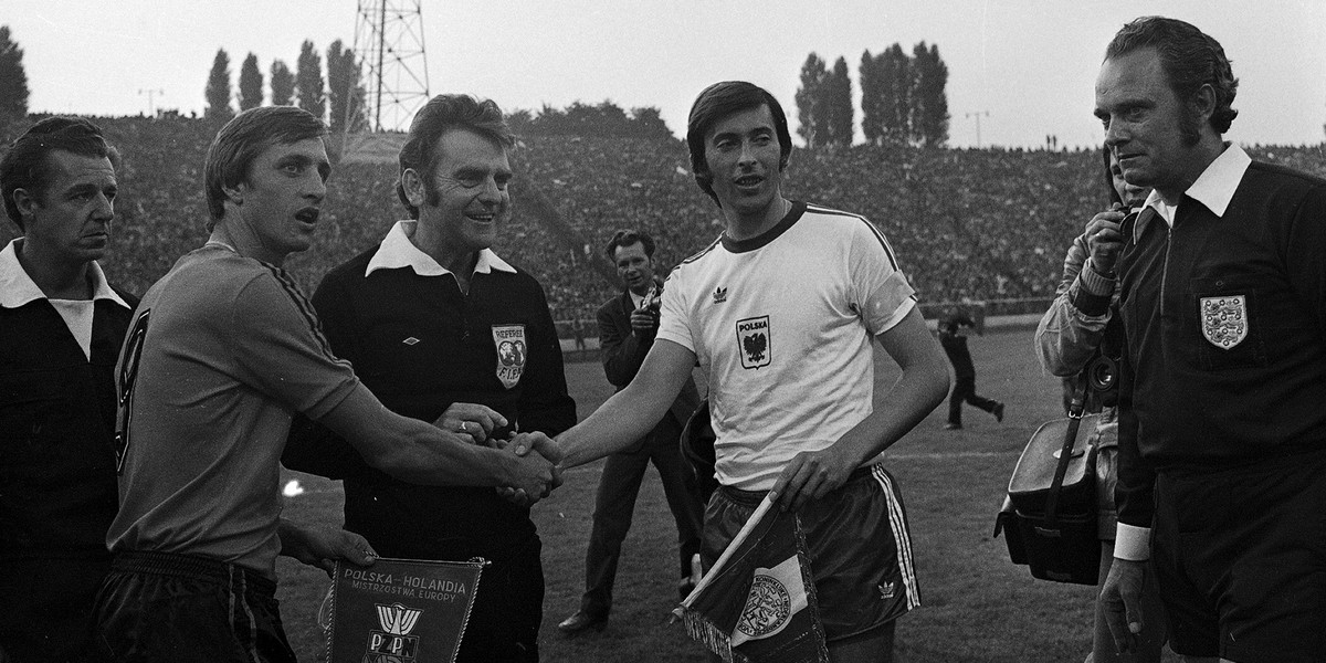 Johann Cruyff i Kazimierz Deyna wymieniają proporczyki przed meczem.