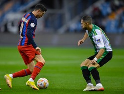 Lewandowski strzelił gola i nie zmarnował karnego. Barcelona w finale [WIDEO]