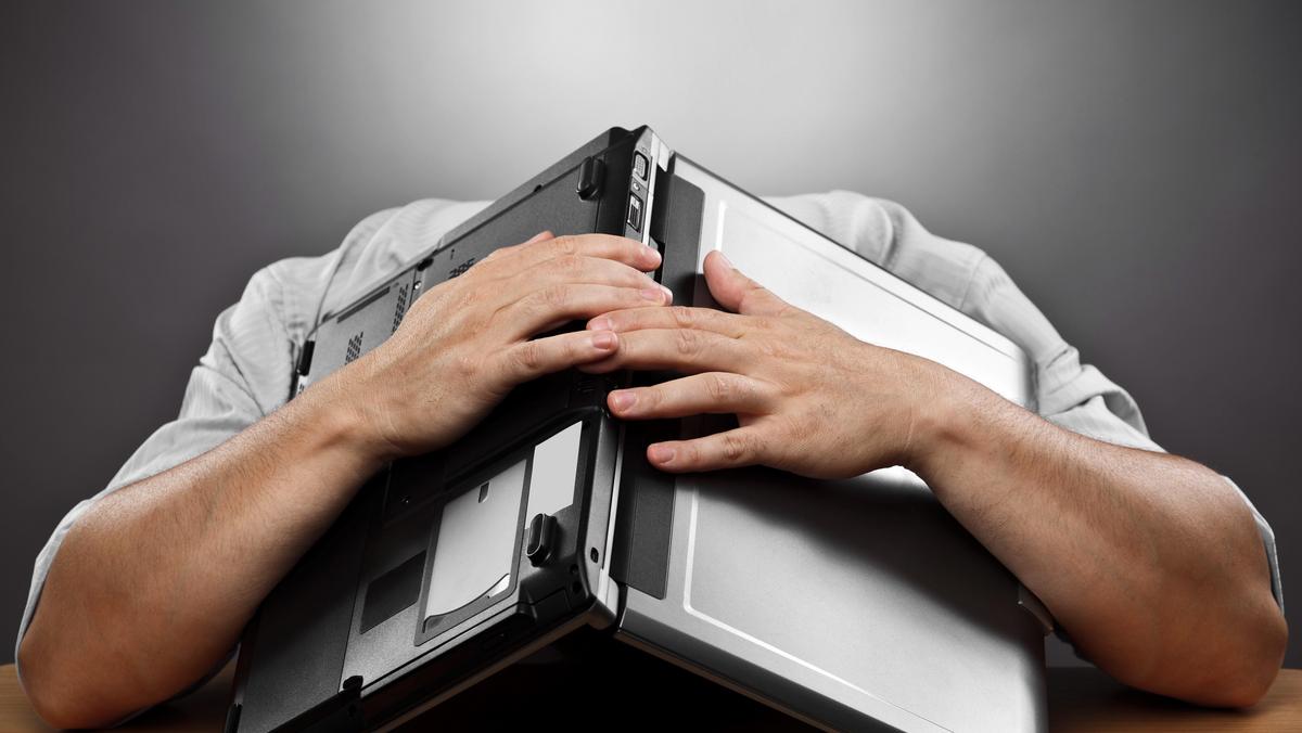 zmęczenie praca korporacja korpo pracownik laptop notebook załamany śpiący