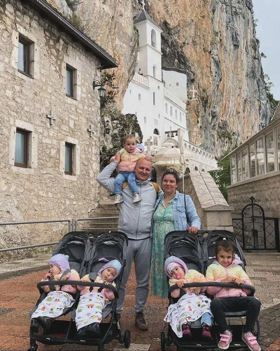 Porodica Gaćeša pod Ostrogom, Marija je na "Instragramu objavila ovu fotografiju i napisala : "U tišini sa jednom iskrenom željom"