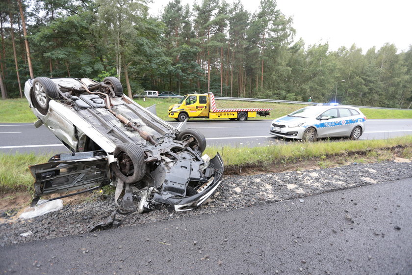 Auto wylądowało na dachu. Wśród rannych 4-letnie dziecko