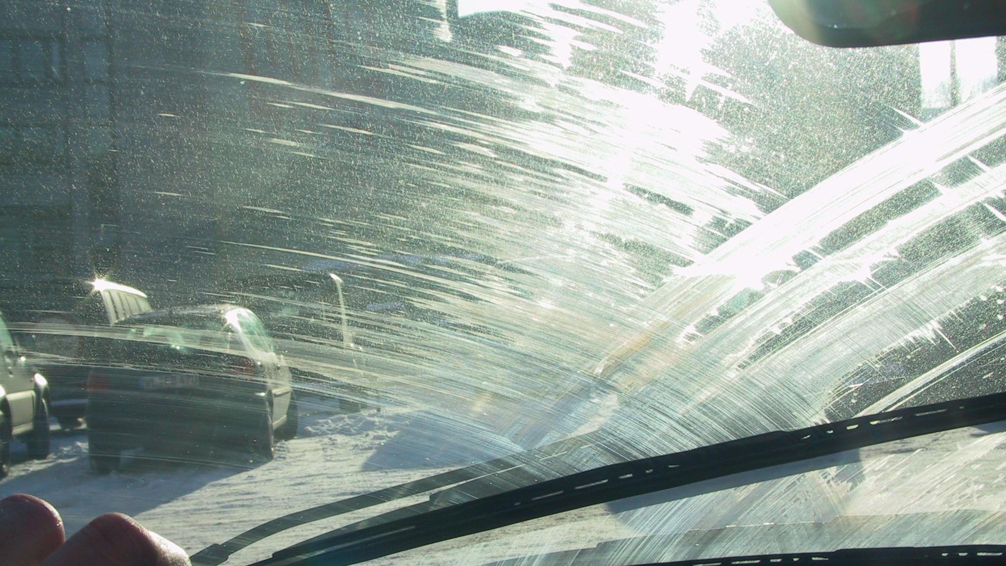 Дворники на лобовом стекле машины. Лобовое разводы. Полосы на стекле от щеток. Грязное автомобильное стекло. Дворники автомобильные на стекле.