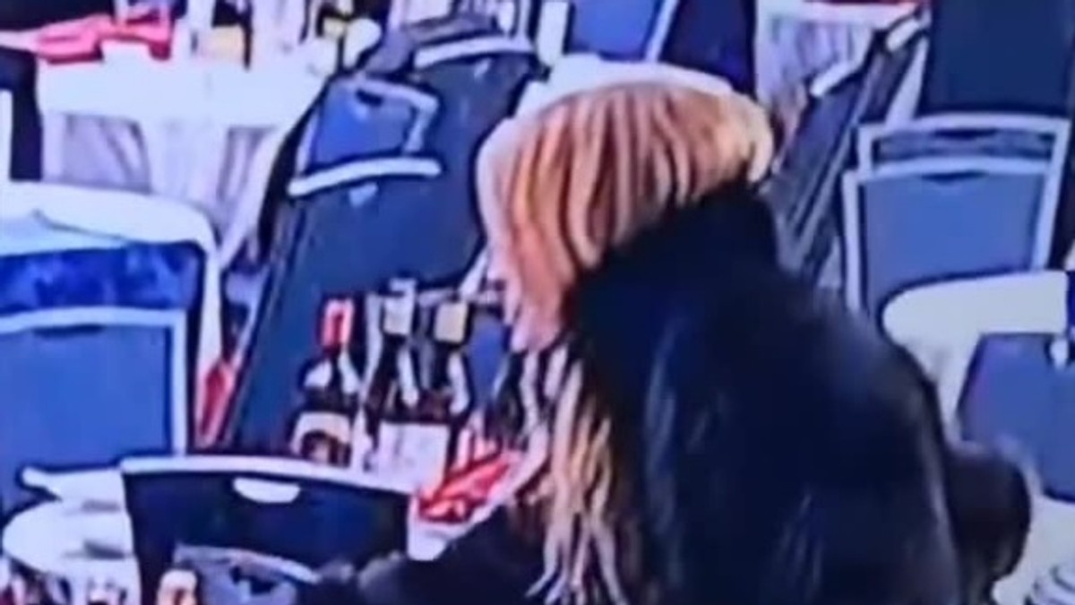 Šok: Žena odnosi skupoceno piće nakon što su sevali meci na večeri za dopisnike iz Bele kuće