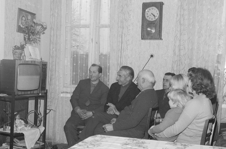 Mieszkańcy wsi oglądają na telewizorze Ametyst VII Zjazd Polskiej Zjednoczonej Partii Robotniczej, 1975 r.