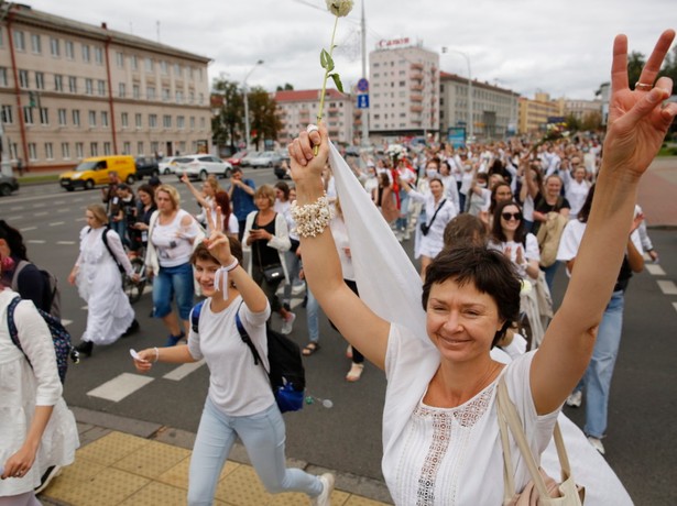 Kobiecy "biały protest" na ulicach Mińska. Robi wrażenie!