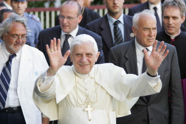 ITALY-POPE-HOSPITAL