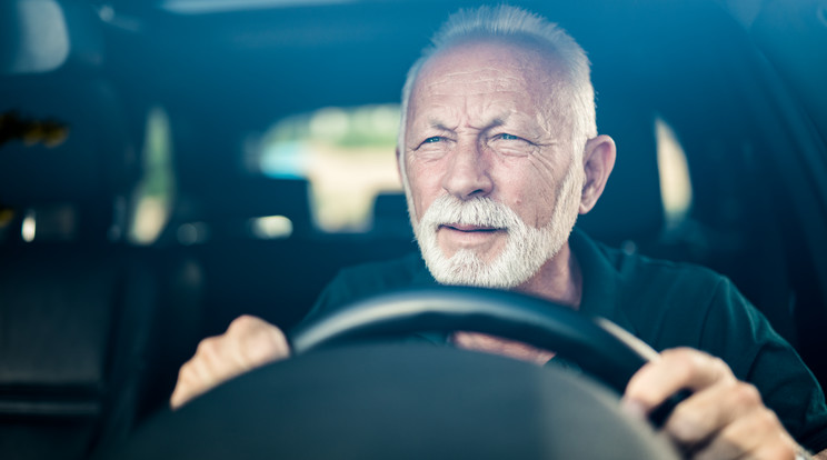 Nem egységes, kinek mikor lassul a reakcióideje, de minél idősebb a sofőr, annál tovább tart reagálni (képünk illusztráció) /Fotó: Getty Images