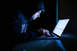 Upoznao ženu preko interneta pa joj pretio objavom eksplicitnog snnimka (ilustracija)