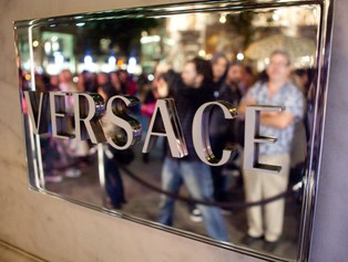 Michael Kors jest bliski przejęcia Versace za 2 mld dol.