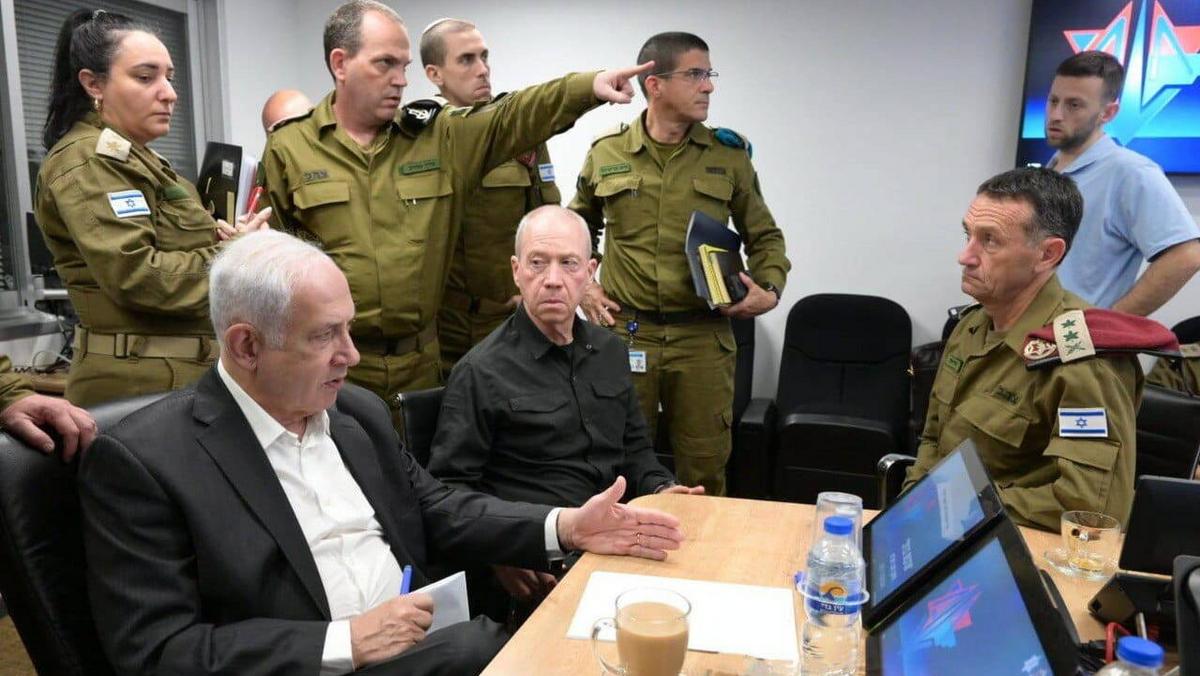 Premier Izraela Benjamin Netanjahu podczas narady z wojskowymi