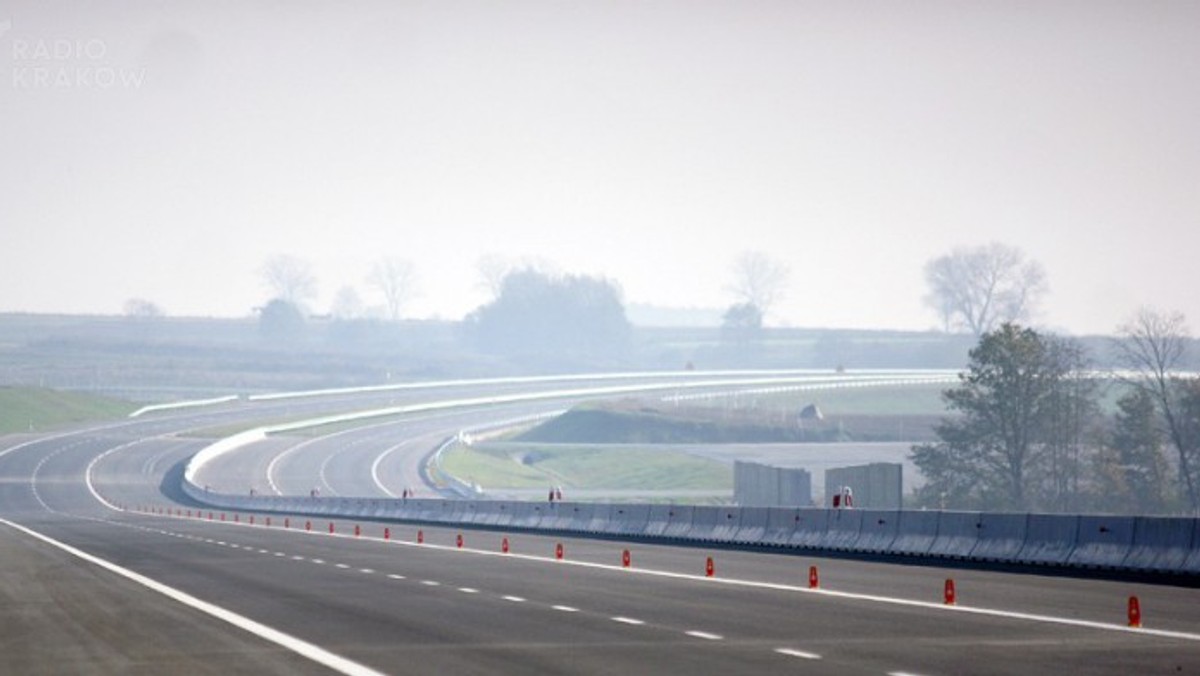 Nowa autostrada do Dębicy może być bezpłatna dla kierowców samochodów osobowych jeszcze nawet przez dwa lata, podobnie jak wcześniej oddane do użytku fragmenty A4 do Krakowa oraz Rzeszowa. Informacje Radia Kraków sprzed kilku miesięcy potwierdził wczoraj wiceminister infrastruktury i rozwoju Zbigniew Rynasiewicz. Opłaty można by co prawda pobierać wcześniej, ale najpierw musi powstać nowy elektroniczny system poboru opłat.