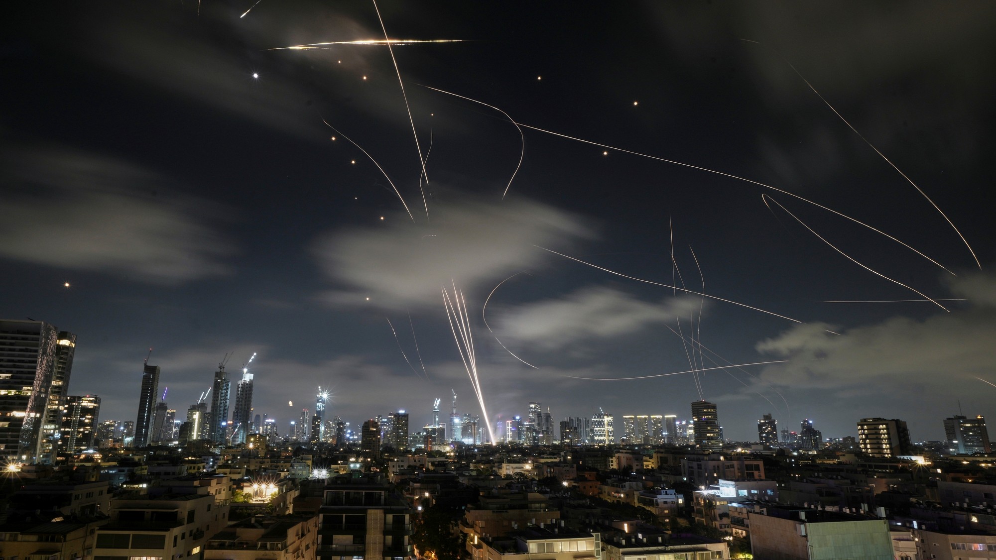 Izraelský systém protivzdušnej obrany Iron Dome odpaľuje rakety počas iránskeho útoku nad Tel Avivom.