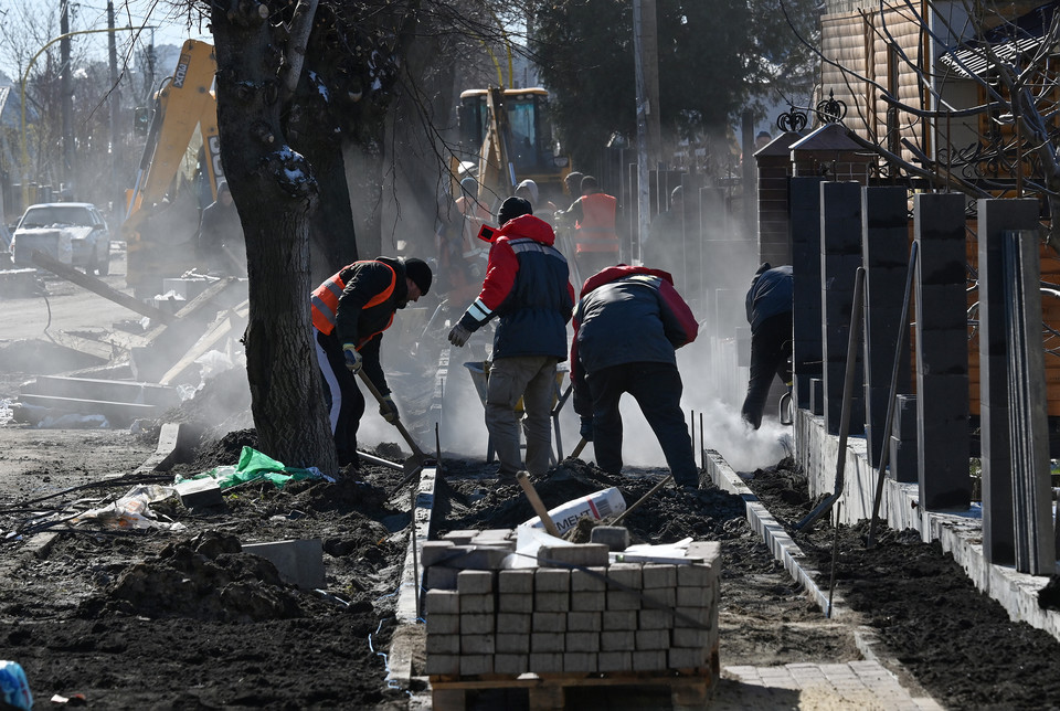 Prace remontowe na jednej z ulic w Buczy (30 marca 2023 r.)