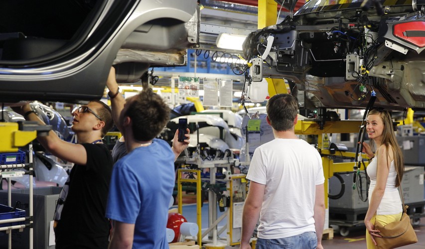 Od początku tego roku do końca sierpnia z linii produkcyjnych tyskiego zakładu zjechało ponad 194,4 tys. samochodów, w tym prawie 181,8 tys. modeli FCA i ponad 12,6 tys. fordów. Odnośnie modeli FCA oznacza to wzrost o ok. 1,5 proc. wobec tego samego okresu 2015, kiedy w Tychach wyprodukowano w sumie ponad 179,1 tys. Fiata 500, Abartha 500 i Lancii Ypsilon.<br><br>
Dzień Rodzinny GCA Poland w fabryce Fiat Chrysler Automobiles w Tychach <br><br>(mr) PAP/Andrzej Grygiel