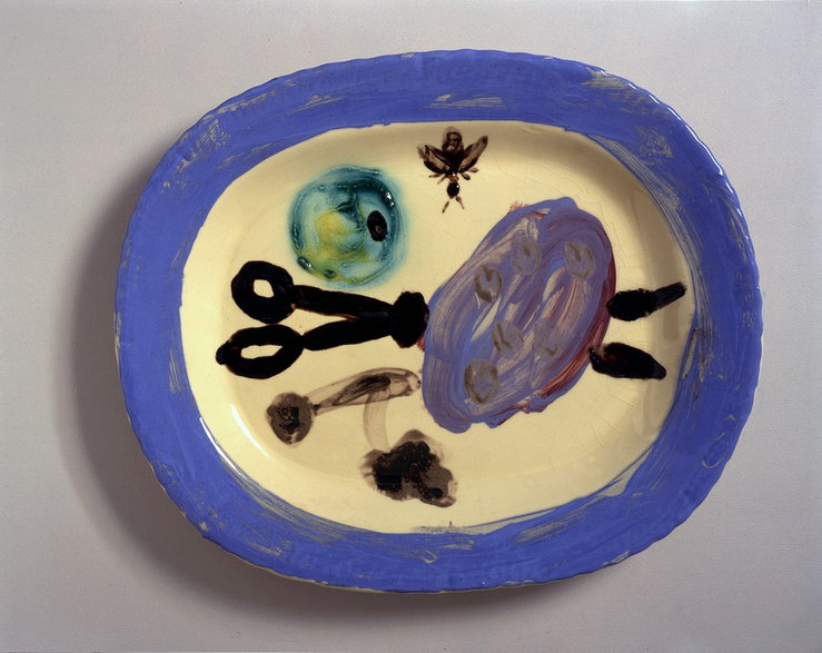 Ceramiczny talerz Martwa natura z muchą i nożycami, który w 1948 r. Pablo Picasso podarował Muzeum Narodowemu w Warszawie